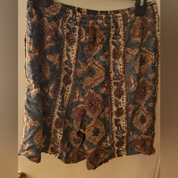 patterned shorts - Picture 2 of 2